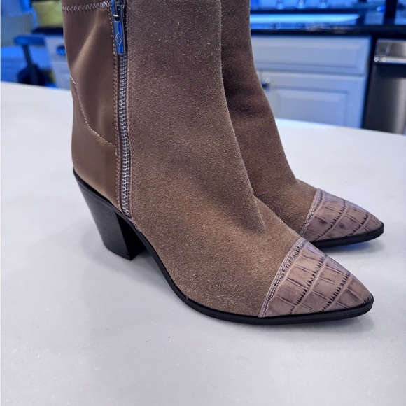 NEW! Donald Pliner Women's Waldon Leather Bootie Caramel Size 6 - Picture 2 of 12